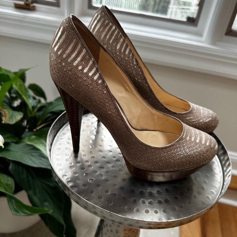 Guess | Shimmer Platform Point Heels - Picture 3 of 7